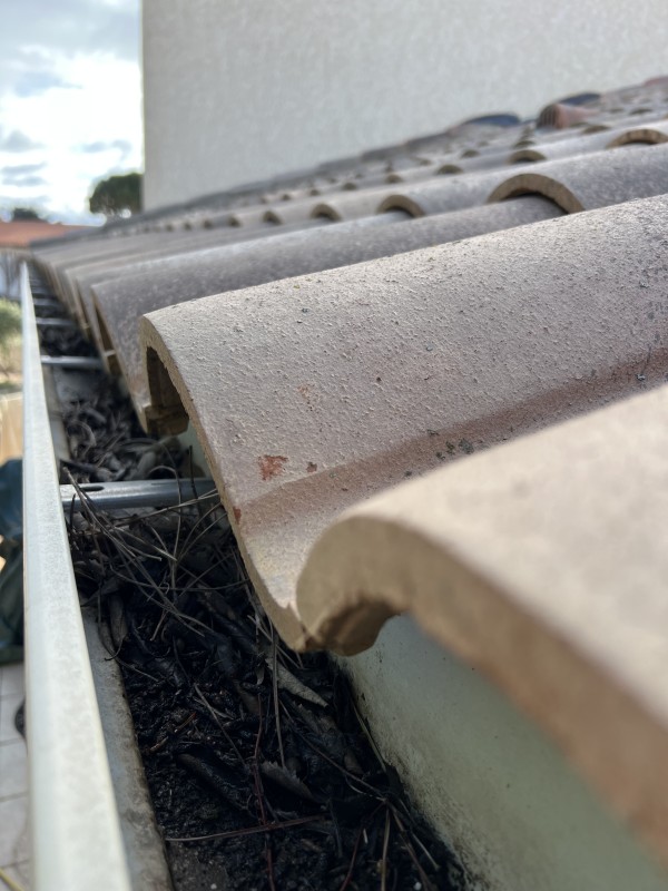 Nettoyage de gouttières bouchées à Perpignan