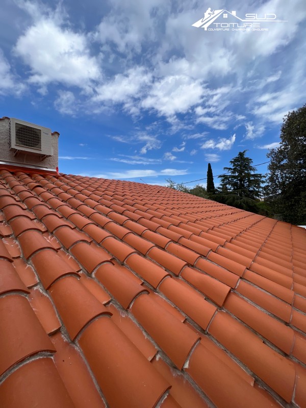 Pulvérisation d’une résine d’imperméabilité pour l’étanchéité complète de la toiture