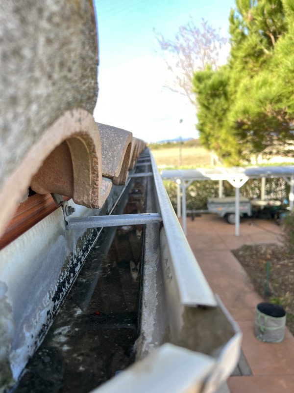 Nettoyage de gouttières bouchées à Perpignan