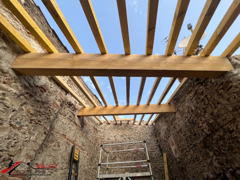 Changement de 2 poutres pour réparation d'un toit