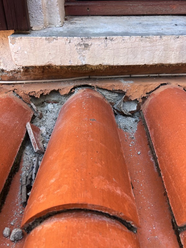 Réparation de tuiles et réfection des joints de cimentation : préservez votre toiture à Prades