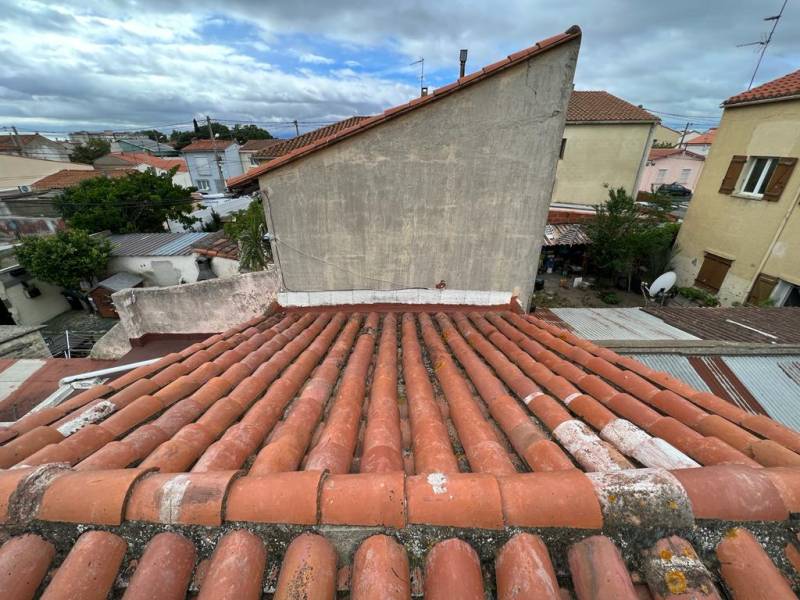 Toiture endommagée ? Tout ce que vous devez savoir pour la remplacer