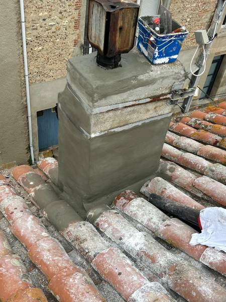 réparation de souche de cheminée fissurée par couvreur expérimenté à Perpignan