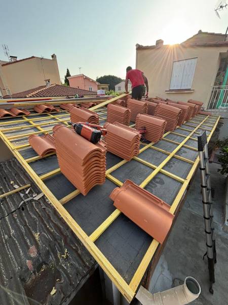 Pose de liteaux sur OSB avant tuilage – chantier Sud Toiture à Sainte-Marie-la-Mer