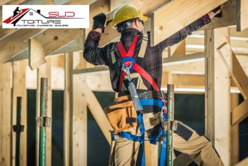 Charpentier Sud Toiture en plein travail sur toiture à Perpignan
