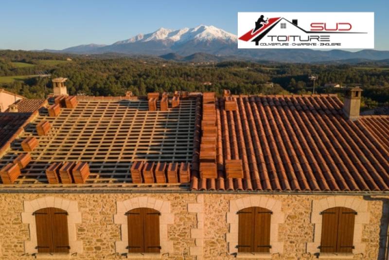 Artisan couvreur Sud Toiture réalisant une rénovation de toiture traditionnelle à Prades dans les Pyrénées-Orientales