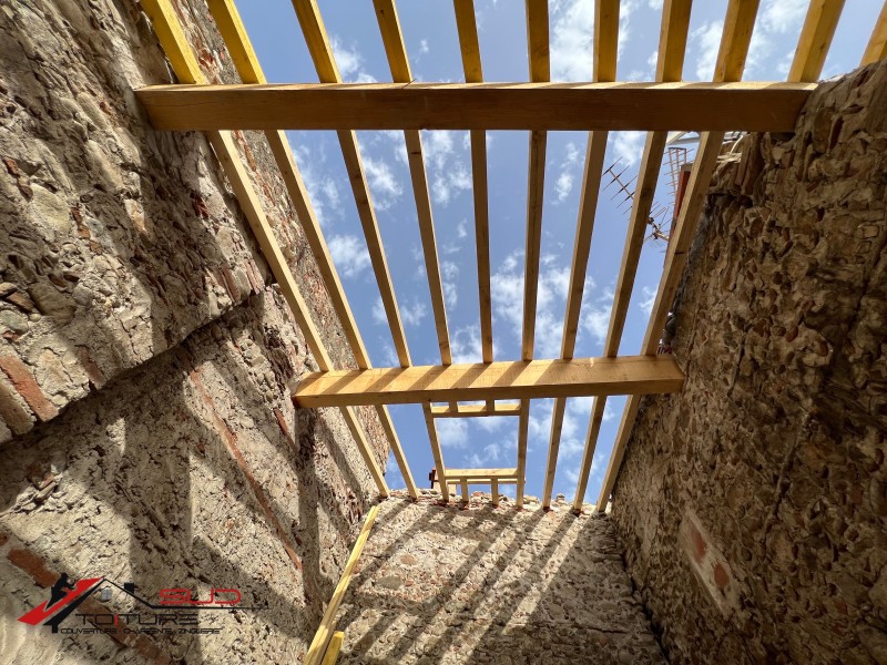 Combien coûte la rénovation d'une charpente : Étapes et Conseils