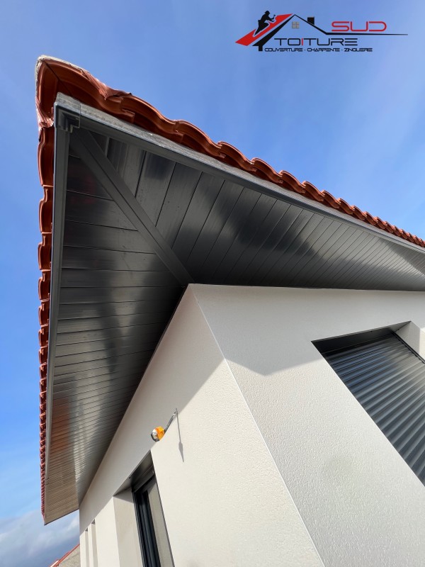 Pose de sous-face PVC pour une toiture à Corbières : faites confiance à Sud Toiture !