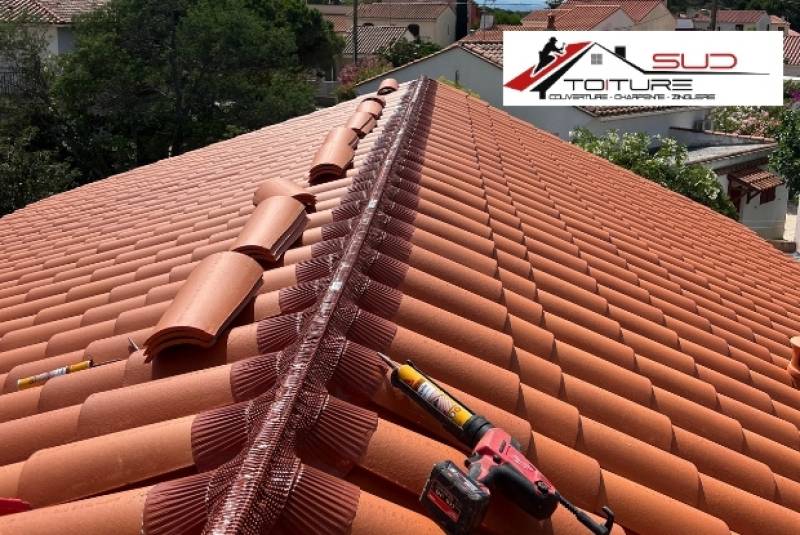 Couvreur à Perpignan réalisant la réparation du faîtage d’une toiture en tuiles