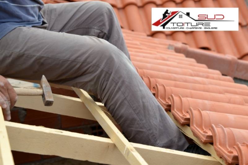 Toit traditionnel en tuiles canal en cours de rénovation à Perpignan en automne